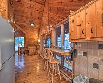 Waterfront Arkdale Retreat: 2 Acres w/ Deck & View - Arkdale - Comedor
