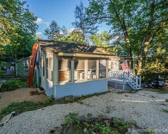 Big Fish, Little Pond. Fire Pit Swimming, Hiking, Kayaking, and Fishing! - Windham - Building