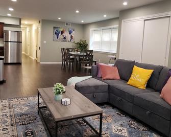 Ridgeland Retreat/ Street level Apt easy access - Berwyn - Living room