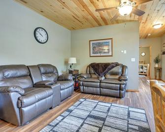 Cozy Lake Wissota Escape with Community Dock! - Chippewa Falls - Living room