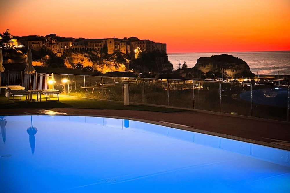 ريزيدنس نيو بارادايس - تروبيا - حوض السباحة