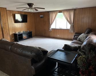 Petit Jean Mountain Top House - sleeps 8 adults, 3 bedroom, 2 bath - Morrilton - Living room
