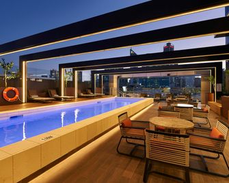 DoubleTree by Hilton Perth Northbridge - Perth - Piscina