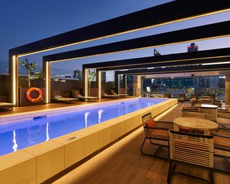 DoubleTree by Hilton Perth Northbridge - Perth - Piscina
