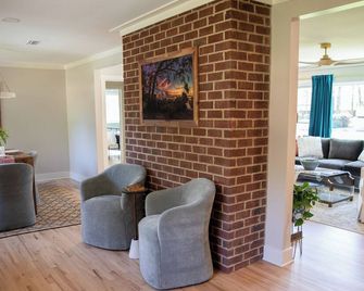 3bd Adult Retreat - Fire Pit, Putting Green, Mins To Dt - Dothan - Living room