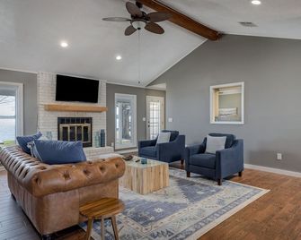 Lake Front | 2 Boat Slips | Hot Tub | Game room - Farmerville - Living room