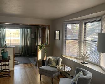 Cozy Lakefront Cottage - Wilbraham - Living room