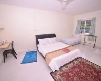 Capital O 91243 Bee Good Chalet - Yan Besar - Bedroom