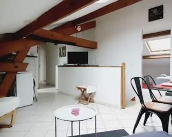 Appartement F3 Avec Piscine Partage, Plage et Horraire a la Limite - La Ferté-Gaucher - Restaurante