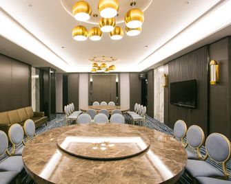 Saint Art - Beigang Township - Sala de reuniones