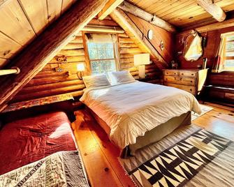 Mt Ashland Homestead, Ashland 10m., 40 acres ridgetop old forest, right by PCT - Ashland - Bedroom