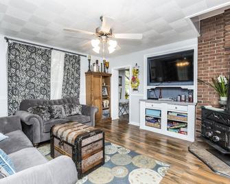 Historic 4 bed 2 bath Home near Zion National Park.Beautiful Yard Porch & Patio - Hurricane - Pokój dzienny