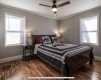 The Elk Spur Outpost - Elkin - Bedroom