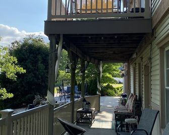 Discover tranquility near Glacial Lake Wisconsin Merrimac's 2-bedroom apartment - Merrimac - Balcón