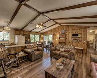 Pet Friendly Grizzly Blair Lodge Cabin - Groveland - Salon