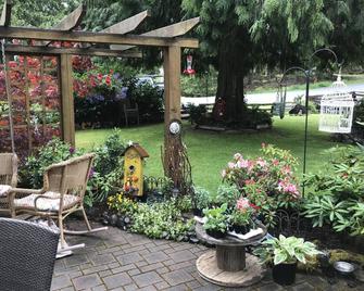 5 minute walk to the lake. Enjoy your coffee with our chickens. - Shawnigan Lake - Patio