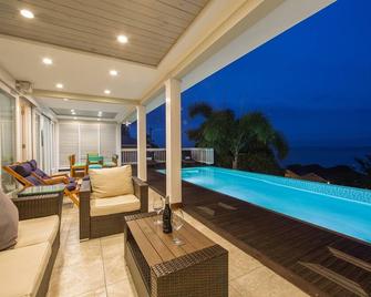 Moonshine Villa - Luxury redefined in Silver Sands - Duncans - Piscină