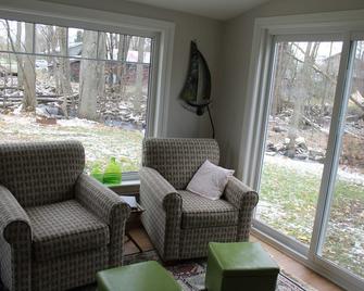 Creekside Cottage - Your Vacation Home Winter And Summer, For Beach Or Skiing - South Bruce Peninsula - Wohnzimmer