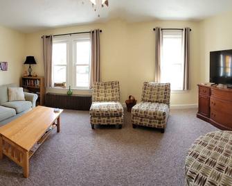 Sunrise Apartment - 2 bedroom with Bay views. - Alpena - Living room