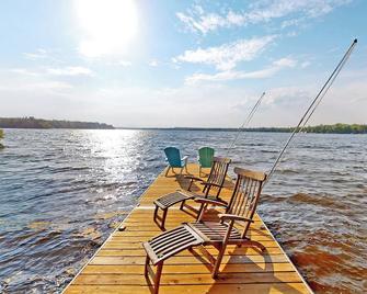 Kawartha Dream Cottage with Hot Tub w/ Games House - Bobcaygeon - Strand