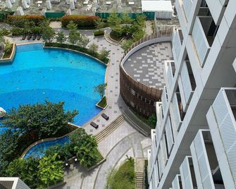 Modern And Comfort Design Studio Room At West Vista Apartment - Jakarta - Pool
