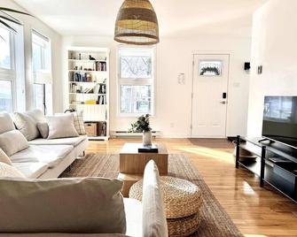 Urban Boho Escape 4 Bedrooms King Beds - Québec City - Living room