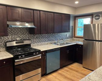 Charming remodeled 2-bedroom furnished home in safe, delightful Menomonee Falls - Menomonee Falls - Cucina