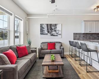 Mountain-View Deck Stylish Virginia City Apt! - Virginia City - Sala de estar