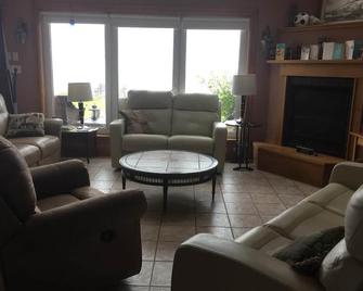 Amherst Cove Cottage # 5 - Borden-Carleton - Living room