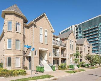 Fully Furnished Gorgeous 2 Bedroom 2 Bathroom Townhouse in Hyde Park Leaside - Toronto - Building