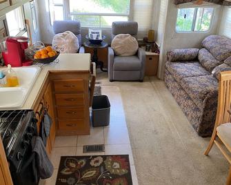 Off-Grid RV - Be Adventurous, Come Stay With Us and Live Off-Grid - Squaw Valley (Fresno County) - Living room