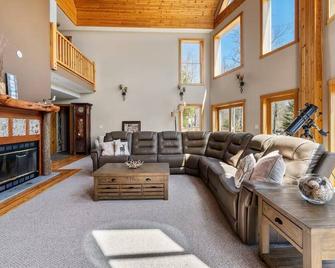 Ellenville Getaway Private & Peaceful Retreat Minutes from Outdoor Adventures - Ellenville - Living room