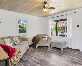Super Cute House In The Heart Of Downtown New Castle! - New Castle - Sala de estar