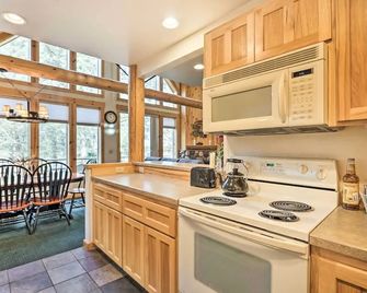 Chalet at Running Y Resort w/ Wraparound Deck! - Klamath Falls - Kitchen