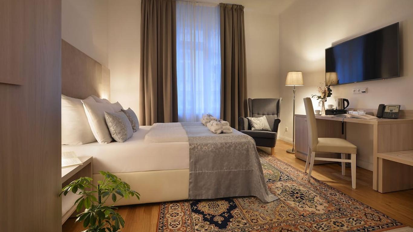 Old Town Residence by Little King