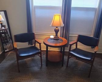 A Happy Place! 1-bedroom apartment in lovely Alexandria with private parking - Alexandria - Living room