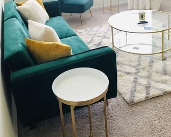 Cozy 1 Bedroom With Pool & Patio - Manchester - Living room