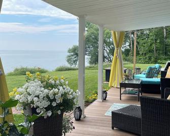 Couples Getaway on Lake Huron 2 miles south of the quaint town of Lexington - Lexington - Patio