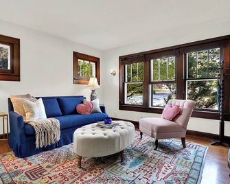 Historic Bungalow in the Village - Zionsville - Living room