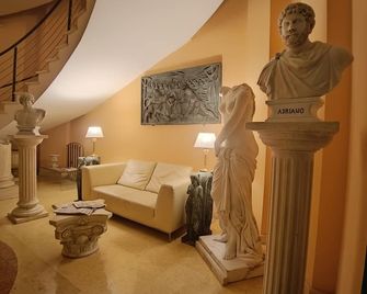 هوتل سيستسي بوتيك آرت آند موسيوم - فيوميتشينو - غرفة معيشة