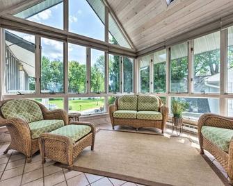 Large Lake House: Expansive View - Paw Paw - Wohnzimmer
