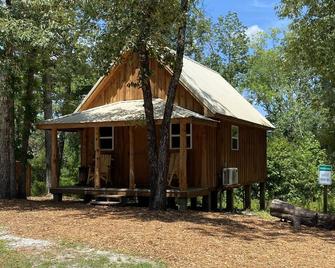 Cabin on Queens Creek - Hubert - Building