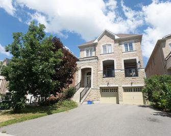 Main Floor Luxury Apartment - Vaughan - Building