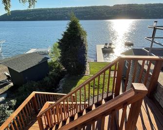 Cozy Keuka cottage - 3 steps away from the lake! - Dundee - Balcony