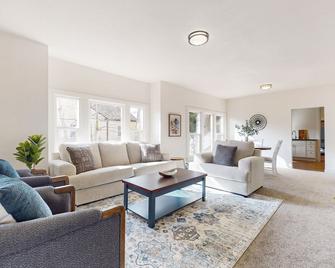 Fountain District Bungalow - Bellingham - Living room