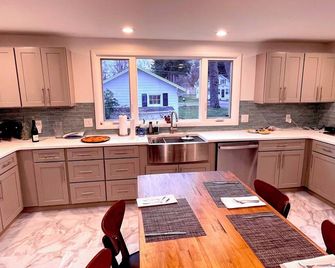 Renee's Lake House: Lakefront home with Beautiful views of Lake Erie. - Angola - Cocina