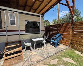 #stayinmydistrict Twin Falls Backyard Glamper - Twin Falls - Patio