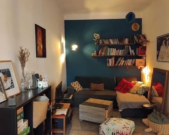 Charming T3 in the heart of Marseille, sleeps 5 very well located with parking - Marseille - Salon