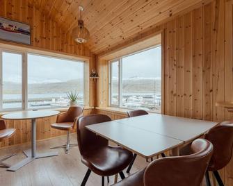 Lítlastova | A Charming Boathouse Getaway - Sandavágur - Dining room
