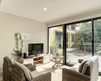 Solarium Villa by Atlantic Holiday - Machico - Living room